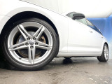 ●純正18インチアルミホイール:輸入車ならではの卓越した走りを支えるホイールと足回りです!日本車の走りに慣れている方にもぜひ体感して頂きたいほど、高いレベルでまとまっています!