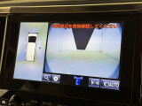 パノラミックビューモニターを装備。駐車場や交差点でクルマを真上から見るように周囲を確認できます。機能の詳細は販売店スタッフまでおたずねください。