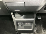 インストセンタートレイ・スマートフォンや財布などが置けるオープントレイ。すぐ下に電源類があり、オープントレイに置いたスマートフォンと短いケーブルでスッキリと接続できます
