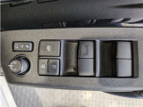 パワーウィンドウのスイッチですよ。 運転席に居ながら窓を開け閉めのコントロールできますよ。 ロック機能で、子供がイタズラして窓を開けるという事も無くなりますよ。