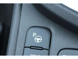 アドバンスト パーク付きです。カメラやソナーによって、周囲を監視しながら駐車を支援。障害物を検知した場合には警報を鳴らし、ブレーキ制御を行うことで接触回避を支援します。