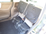 ◆チップアップ&ダイブダウン機構付【ULTR SEAT】は後席座面を左右分割で跳ね上げることができます。トランクで積載できない背の高い荷物をラクラク収納できます。ホンダ車ならではの人気装備です。