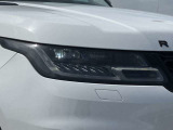 【LEDヘッドライト】走行状況に応じて自動調整。対向車等を検知し、その部分だけを遮光して幻惑を防ぎます。高速道路などヘッドライトの照射を前方に移動させ視認性を高めます。