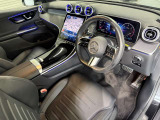 メルセデスのシートは、少し硬めに出来ておりますので、長時間の運転でも疲れにくく、安全にドライビングをお楽しみ頂けます