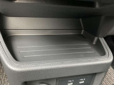 スマホなどを置くのに便利なスペースがあります。
