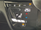 【オートエアコン】一度お好みの温度に設定すれば、車内の温度を検知し風量や温度を自動で調整。暑い&hellip;寒い&hellip;と何度もスイッチ操作をする必要はありません。快適な車内空間には必須の機能ですね♪