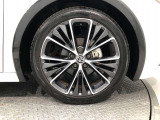 【純正アルミホイール】です!車両デザインに合わせてホイールをデザインしているため、見た目にもカッコイイアルミホイール♪洗車もラクチンで錆びません。