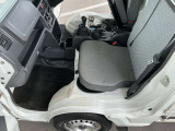 足元のスペースもゆったりな助手席シートです。