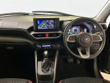 運転席周りのレイアウトをご覧ください。ナビゲーションが綺麗に装着されすっきり収まってますね!