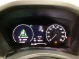 ハイブリット車専用のメーターです。右側の大型スピードメーターに加え、ステアリングスイッチを使って左のマルチインフォメーション・ディスプレイで燃費や動力伝達などの情報が見れるようになっています。