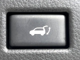 【パワーバックドア】スマートキーや運転席のボタンを押すだけでリアゲートが自動で開閉します!荷物を持っている時や、高い位置にあるバックドアを閉める際に便利な機能です♪