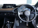 運転席は、ドライバー中心のコクピットや豊かさを感じる上質なインテリアが特徴で、機能とデザインを両立させた優れた空間デザインにより、走りへの期待が自然と高まります★☆★☆