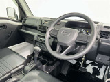 高いホールド性で運転姿勢が安定します。長距離ドライブでも疲れにくいのが魅力です。快適なドライビングライフをお送りください♪