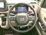 インテリアに合わせたデザインのステアリングは、運転される方のことも考え、運転しやすい形状、大きさです。是非一度、実際に触ってお確かめください。