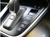 『1台』のお車に対して、3名体制で日々議論を重ね仕入れを行っております。