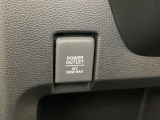 アクセサリーソケットはUSBのアダプターなどをつければ、スマホの充電にも使えます。周辺には物が置けるボックスがついています。