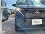 LEDヘッドライトは省電力ですが、純白光で驚くほど明るく夜道を照らしてくれます。さらに解錠操作に応じてLEDポジションライトを点灯させるフレンドリーライト機能を装備。