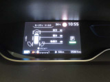 かっこいいメーター内のディスプレイには、車両情報や燃費情報、走行可能距離などの運転をサポートしてくれる便利な情報が!