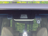 【ホンダセンシング】走行中に前方の車両等を認識し、衝突しそうな時は警報とブレーキで衝突回避と被害軽減をアシスト。より安全にドライブをお楽しみいただけます。