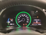 ハイブリット車専用のメーターです。中央のスピードメーターより左右のサブデスプレイで燃費や動力伝達などの情報が見れるようになっています。
