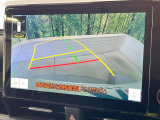 【バックカメラ】駐車時に後方がリアルタイム映像で確認できます。大型商業施設や立体駐車場での駐車時や、夜間のバック時に大活躍!運転スキルに関わらず、今や必須となった装備のひとつです!