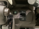 セレクトレバーの右に電子制御パーキングブレーキがあります。スイッチひとつで、停車した地点の傾斜などをシステムが検知・判断してブレーキ力を自動的に最適制御し、しっかり停車できるパーキングシステムです。
