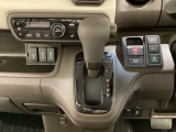 CVT車のセレクトレバーです。低速から高速まで、変速ショックのないスムーズな走りと、エンジン効率のよい領域を維持して燃費にも貢献します。サイドブレーキはスイッチ操作の電子制御パーキングブレーキです。