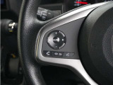 ハンドルにオーディオ操作用スイッチを備え、手を放さずに操作可能。安全性と利便性を両立しています。