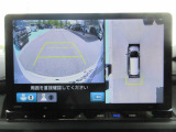 リバースギア連動のバックカメラが付いています。画面に鮮やかに写りますので夜間や雨の日も安心してバックできますね。人気装備の一つです。