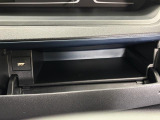 運転席側のインパネアッパーボックスは嬉しい収納!USBソケット付きでスマホの充電もできます!