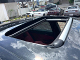 【ムーンルーフ】開放感たっぷりの希少装備、サンルーフが装着されています!車内に明かりを取り入れたり景色を楽しむ以外にも、車内の空気も簡単に換気できて快適です!