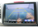 バックカメラを搭載しておりガイドラインも表示されますので車庫入れも安心ですね♪