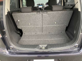 後席を前にスライドさせてトランクスペースをワイドにできます。ちょっとした荷物が増えても楽々詰めます。