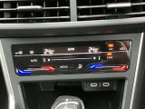 【オートエアコン】光や熱を感知して車内の室温・風量を自動で調整してくれます。また、車内の空気の汚れを感知したり換気機能も供えられておりますので快適な車内空間を保つことができます。