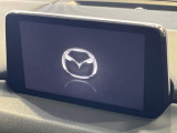 【8インチマツダコネクト】車内の雰囲気にマッチした大型のディスプレイ。スマホ接続でのナビ使用やBluetooth再生等、様々な機能が楽しめます。直感的なダイヤル操作が可能で、使い勝手も良好です。