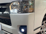 【LEDヘッドライト】悪天候や夜間走行時も良好な視界を確保し安心して運転できる高輝度LEDヘッドライトを装備!点灯速度が早く、消費電力も抑えられています。