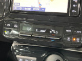 【オートエアコン】一度お好みの温度に設定すれば、車内の温度を検知し風量や温度を自動で調整。暑い&hellip;寒い&hellip;と何度もスイッチ操作をする必要はありません。快適な車内空間には必須の機能ですね♪