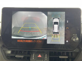 【パノラミックビューモニター】クルマを真上から見下ろした視点で駐車をサポートします!クルマの斜め後ろや真横など、いち早く障害物に気が付くことができます。