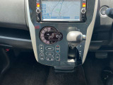 操作のし易いオートエアコンです。気温に合わせて車内を快適に保てます。