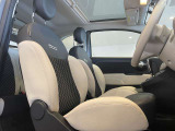 クリーム&times;グレーのツートーンが柔らかく、運転席に座った瞬間の雰囲気が上品。素材の張りも良く、12,000kmらしい自然な状態です。