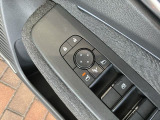 狭い駐車場で便利な電動格納ドアミラーが付いています。