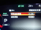 制限速度標識と道路標識をスピードメーター内に表示してくれます!