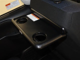 後席用の大型テーブルです!ドリンクホルダーも付いて、とても便利ですよ!!
