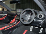 デザインもよく、居心地のよい運転席ですね。分かりやすいスイッチ類ですから操作もしやすく運転をサポートします。