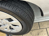 タイヤ残り溝もバッチリ!溝が少ないとスリップしたりブレーキ時の制動距離が長くなってしまいます。交換までまだまだ余裕があるのは経済的にも助かります。