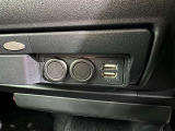充電用USB端子付き。スマートフォンなどの充電に便利です。