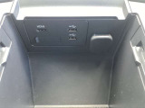 センターコンソールBOX内にUSB端子2個&HDMI端子1個 ミュージックプレーヤー接続でお気に入りの音楽を楽しむことが出来ます♪