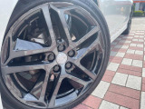 ●純正18インチアルミホイール:輸入車ならではの卓越した走りを支えるホイールと足回りです!日本車の走りに慣れている方にもぜひ体感して頂きたいほど、高いレベルでまとまっています