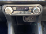 オートエアコン付ですので快適な車内温度を保てます。また前席はシートヒーターもついています。
