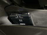 【ETC】有料道路を利用する際に料金所で停止することなく通過できる、ETC車載器(ノンストップ自動料金収受システム機器)が装備されています。セットアップを行うことで利用可能になります。